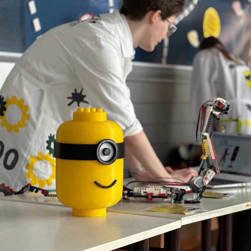 Роботы и участники занятия RoboKids