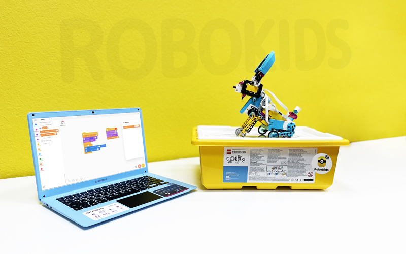 Робот LEGO Education Spike и ноутбук с программой