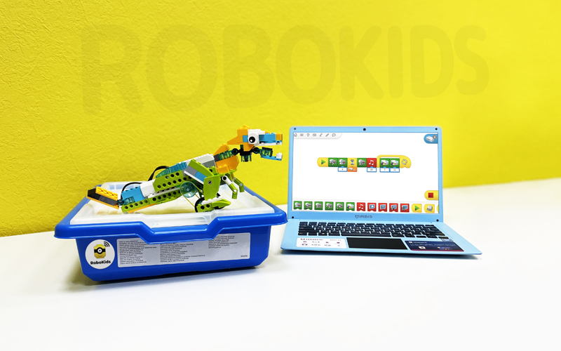 Робот LEGO WeDo 2.0 и ноутбук с программой
