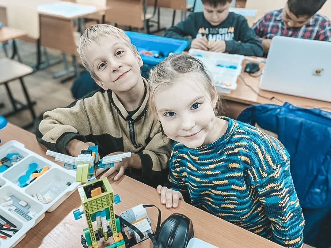 Ученики показывают собранного робота