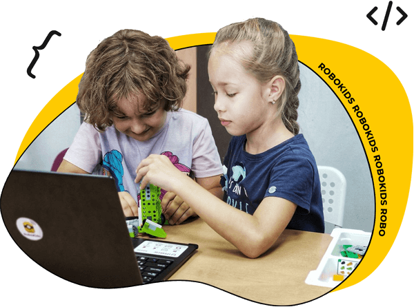 Дети собирают робота на занятии RoboKids